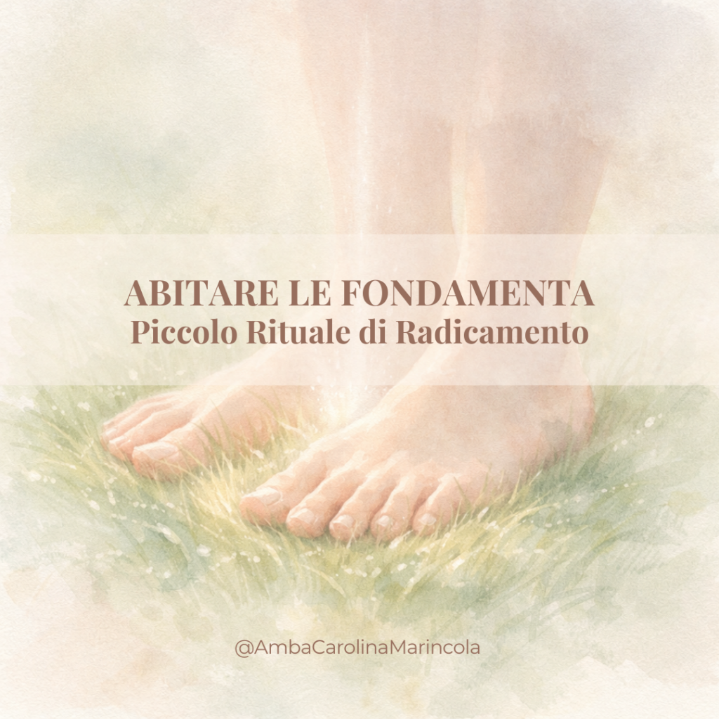Piedi sull'erba. L'immagine trasmette allo stesso tempo una sensazione di morbidezza e di radicamento profondo, freschezza e riconnessione con la Terra.