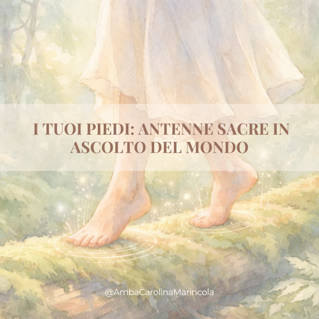 Dettaglio ravvicinato di piedi femminili che camminano con passo consapevole su un terreno naturale di erba fresca e rugiada. Piccoli punti di luce dorata fluttuano intorno ai piedi, simboleggiando la vibrazione del mondo. L'immagine evoca radicamento profondo, presenza incarnata e la sacralità.